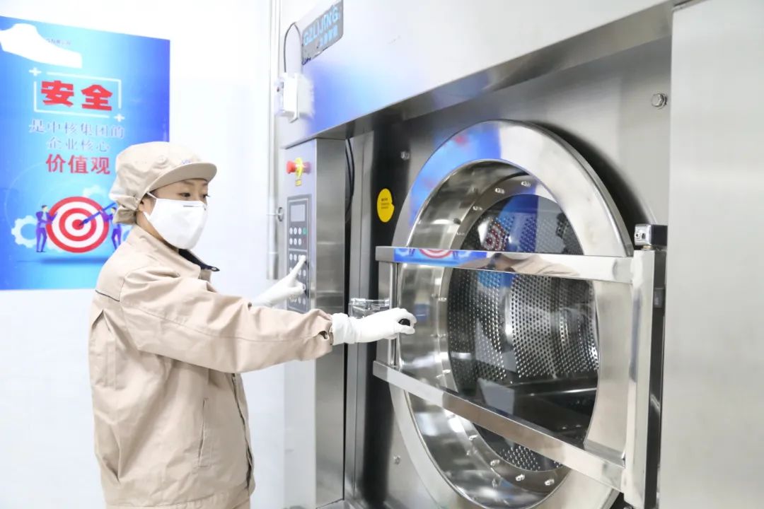 
		100公斤大型全自動(dòng)洗脫機(jī)為中核北方洗衣護(hù)航
		(圖1)